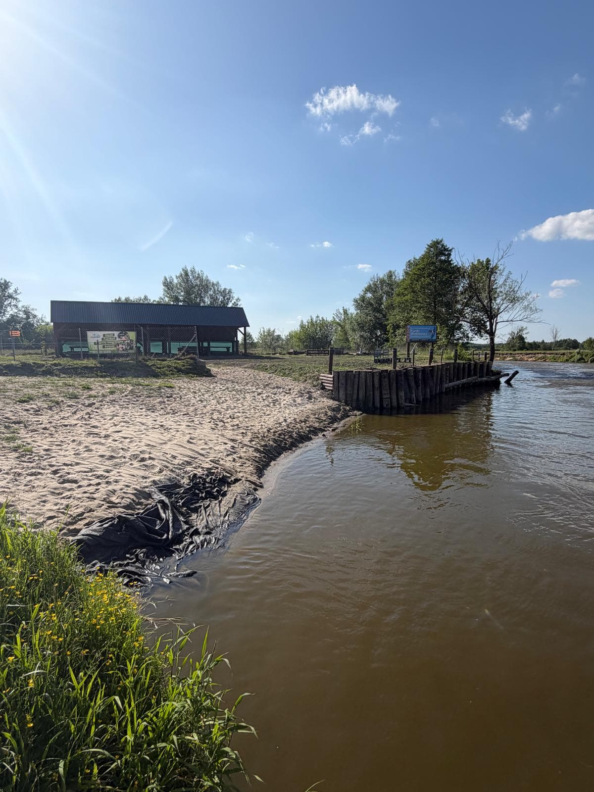 Widok z kajaka na bazę nad wodą